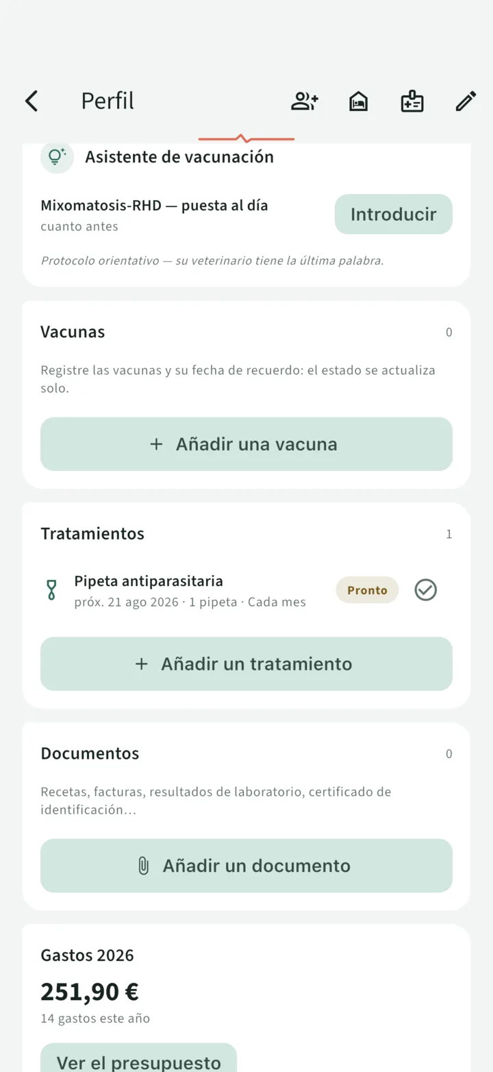 En la ficha de Praline, coneja, el asistente aconseja la actualización de mixomatosis-RHD con su fecha
