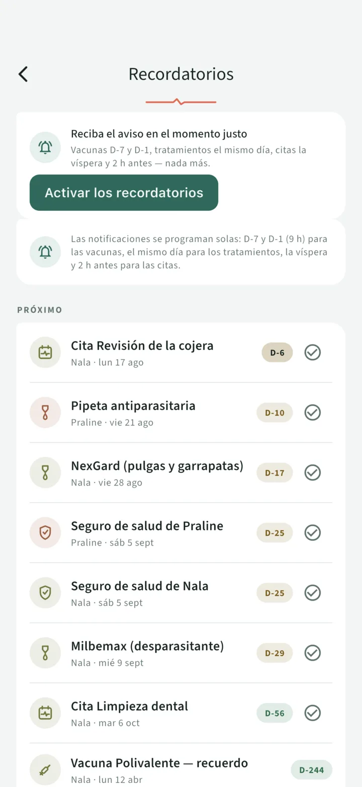 La pantalla de recordatorios: cita en 6 días, pipeta en 9, NexGard en 17, seguro en 18, cada línea con su botón de hecho